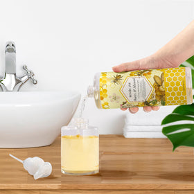 ROMIIE ZOI ingredients close-up highlighting jojoba oil and Vitamin B5 moisturizing benefit