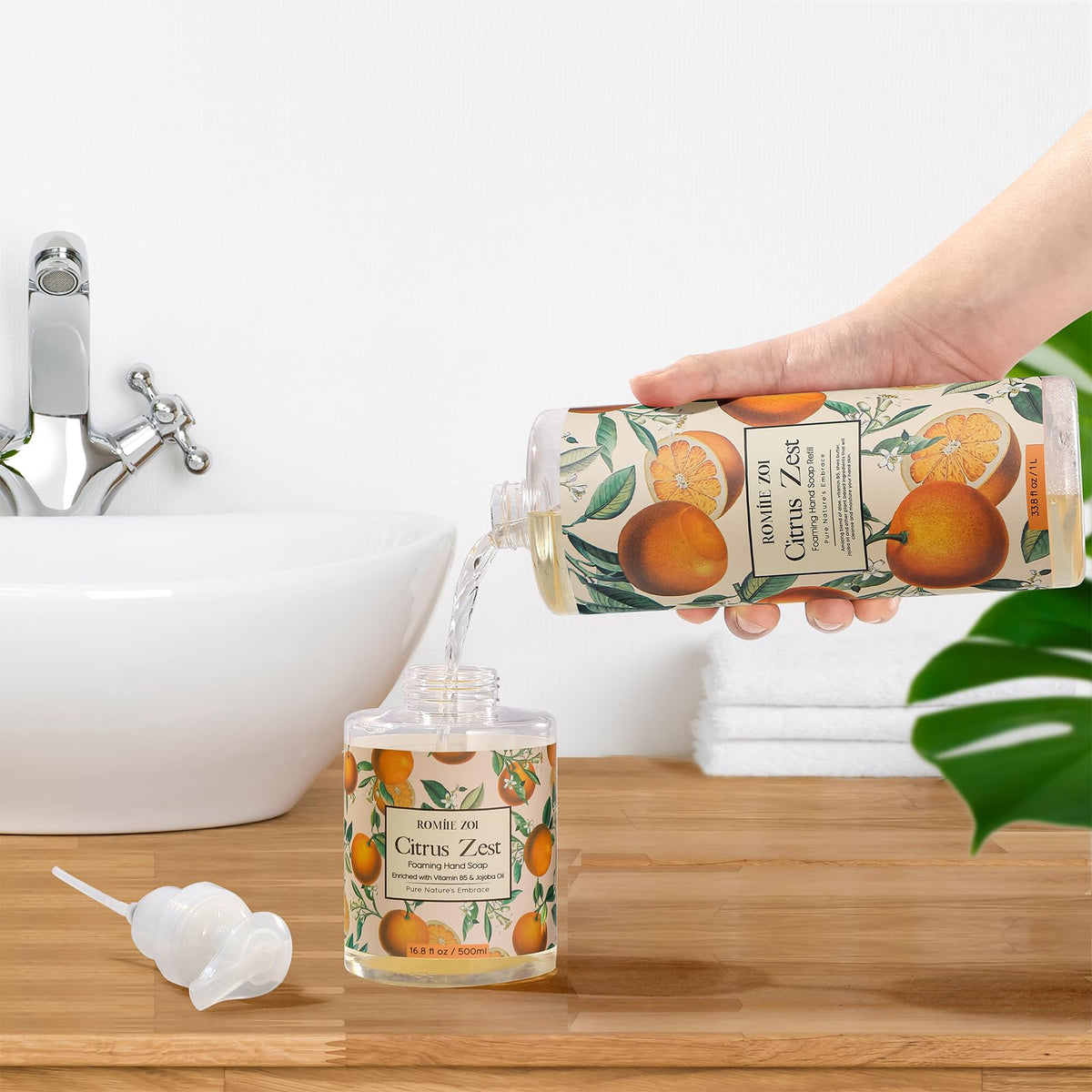 ROMIIE ZOI ingredient label highlighting jojoba oil and Vitamin B5 benefits