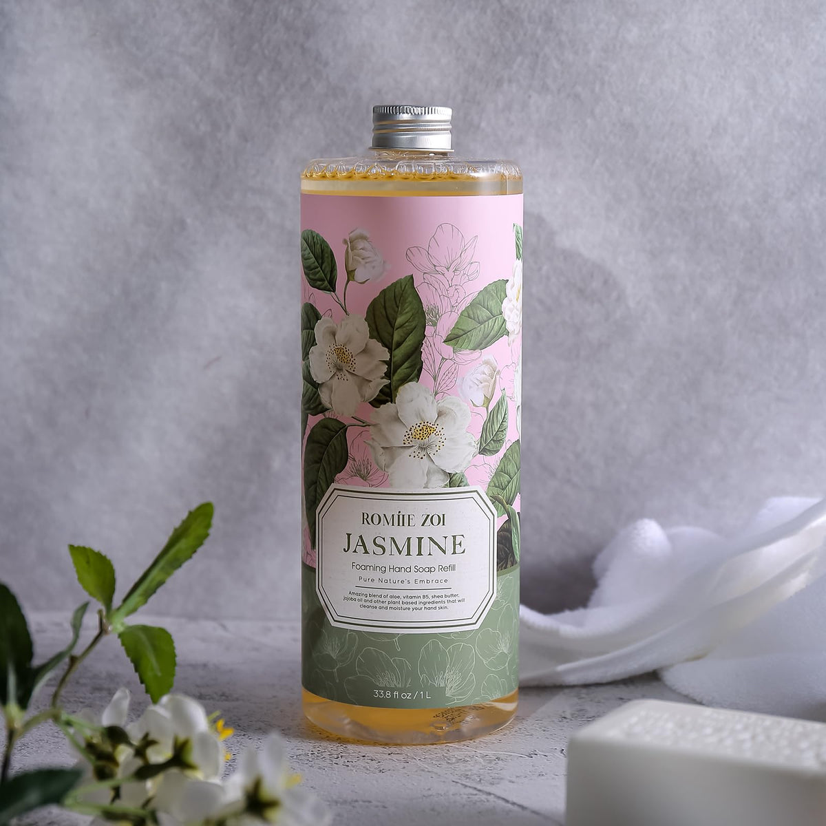 ROMIIE ZOI jojoba oil and vitamin B5 detail highlighting nourishing ingredient benefits