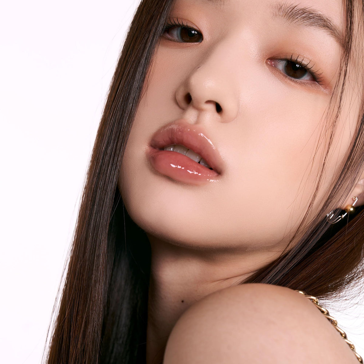 rom&nd lifestyle shot at night showing glossy finish for evening wear