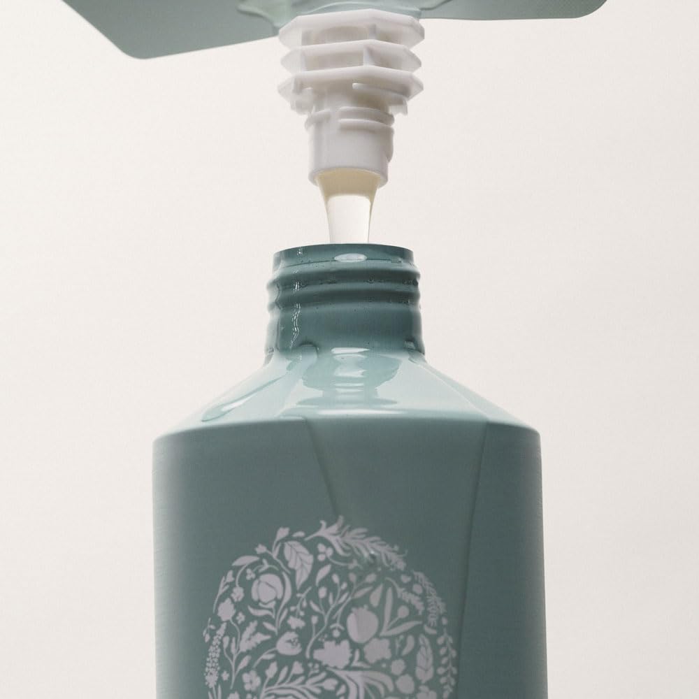 RŌZ shampoo lather close-up demonstrating rich foam and gentle cleanse benefit