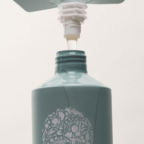RŌZ shampoo lather close-up demonstrating rich foam and gentle cleanse benefit