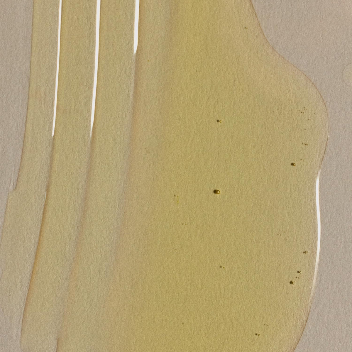 RŌZ oil droplet from applicator illustrating controlled dispensing benefit