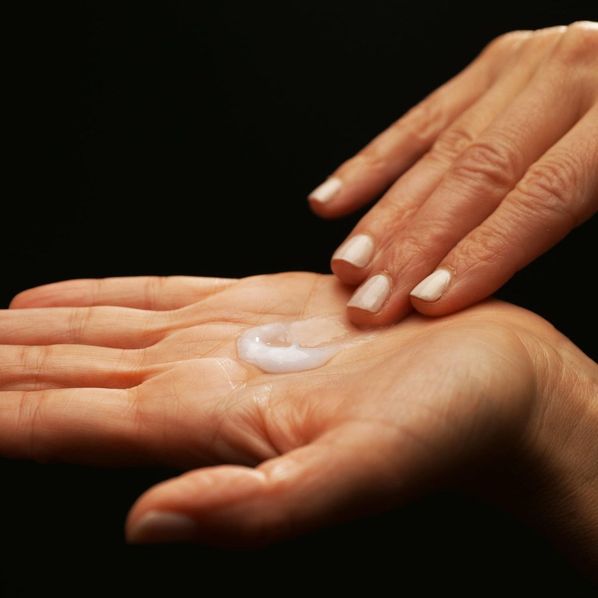 RUSK PlatinumX conditioner texture pouring for smooth detangling benefit