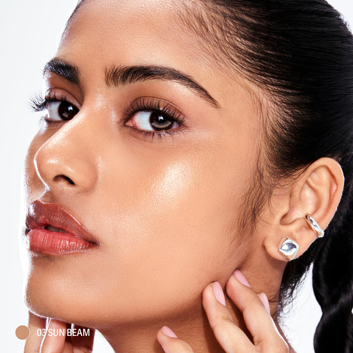 Sacheu doe-foot applicator close-up for precise highlight placement and control