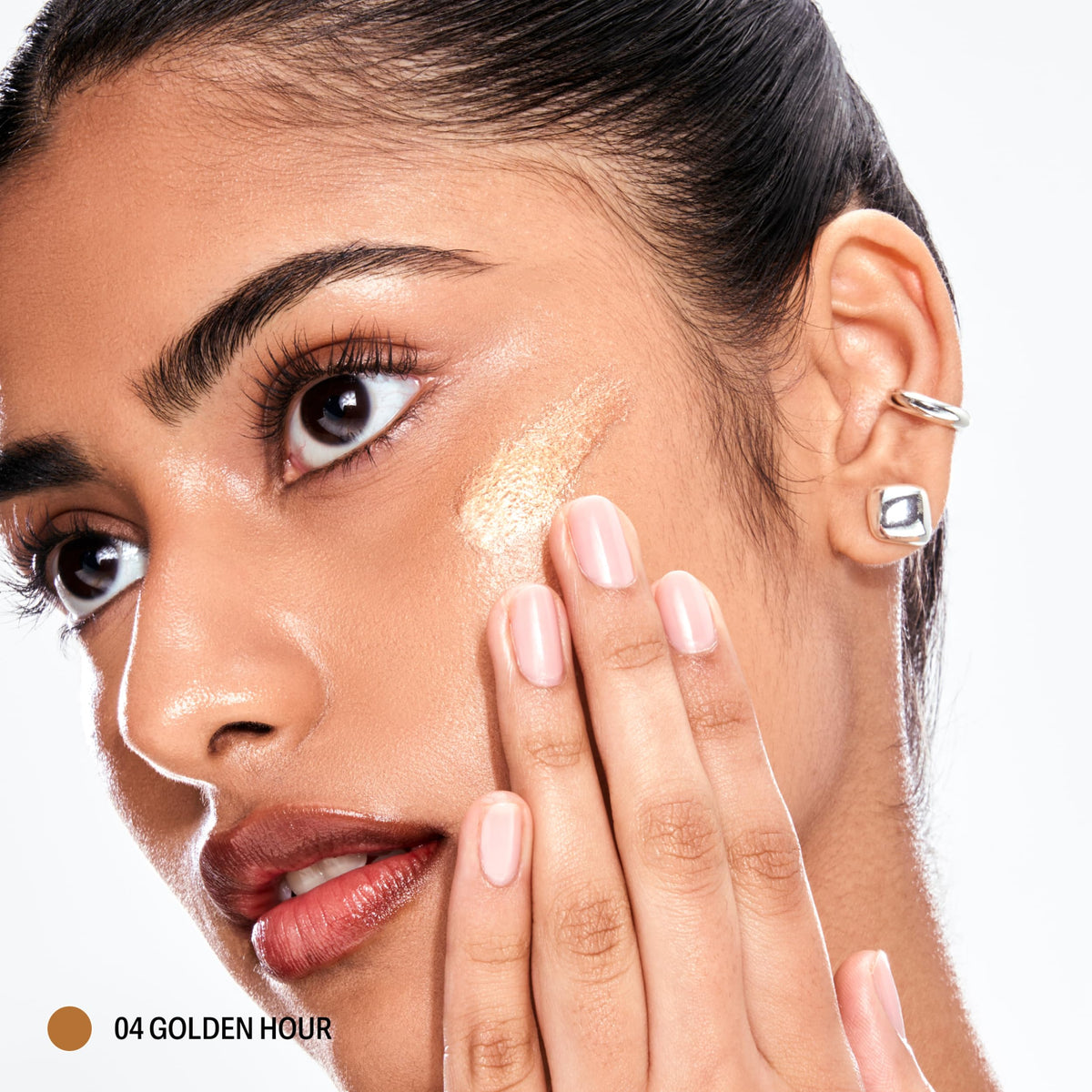 Sacheu doe-foot applicator close-up for precise highlight placement and easy control
