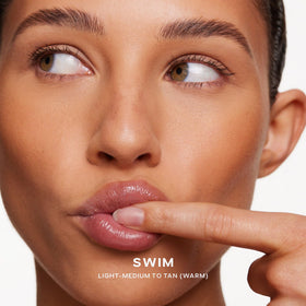 Saie bronzer placed under cheek to sculpt jawline for soft natural definition