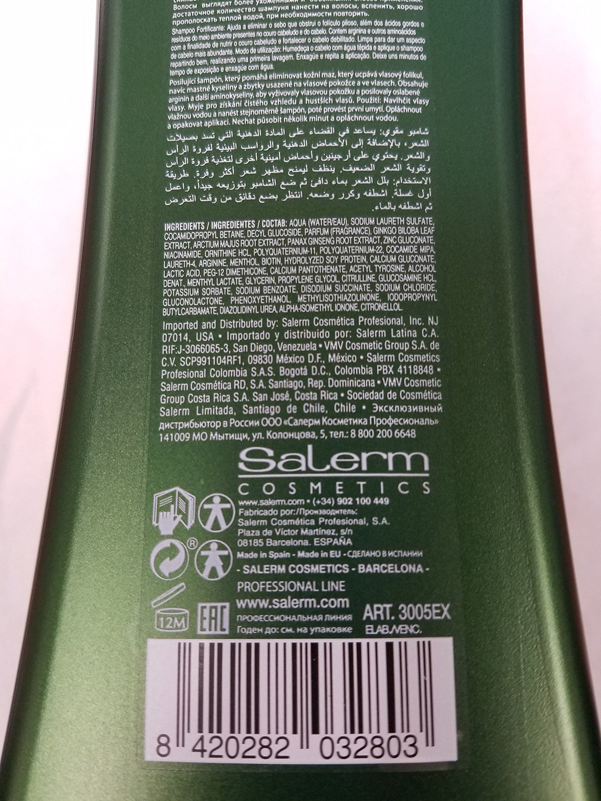 SALERM Biokera shampoo being applied to scalp, demonstrating gentle cleansing and revitalizing effect