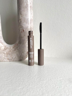 Sandstone Scandinavia model applying mascara illustrating comfortable wear