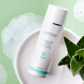 Sanitas gel texture close-up highlighting soothing aloe vera and lightweight consistency