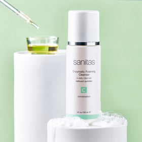 Sanitas foam texture close-up demonstrating gentle exfoliating action