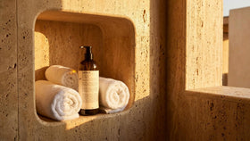 Santal 33 pump dispensing gel into palm demonstrating controlled application and convenience