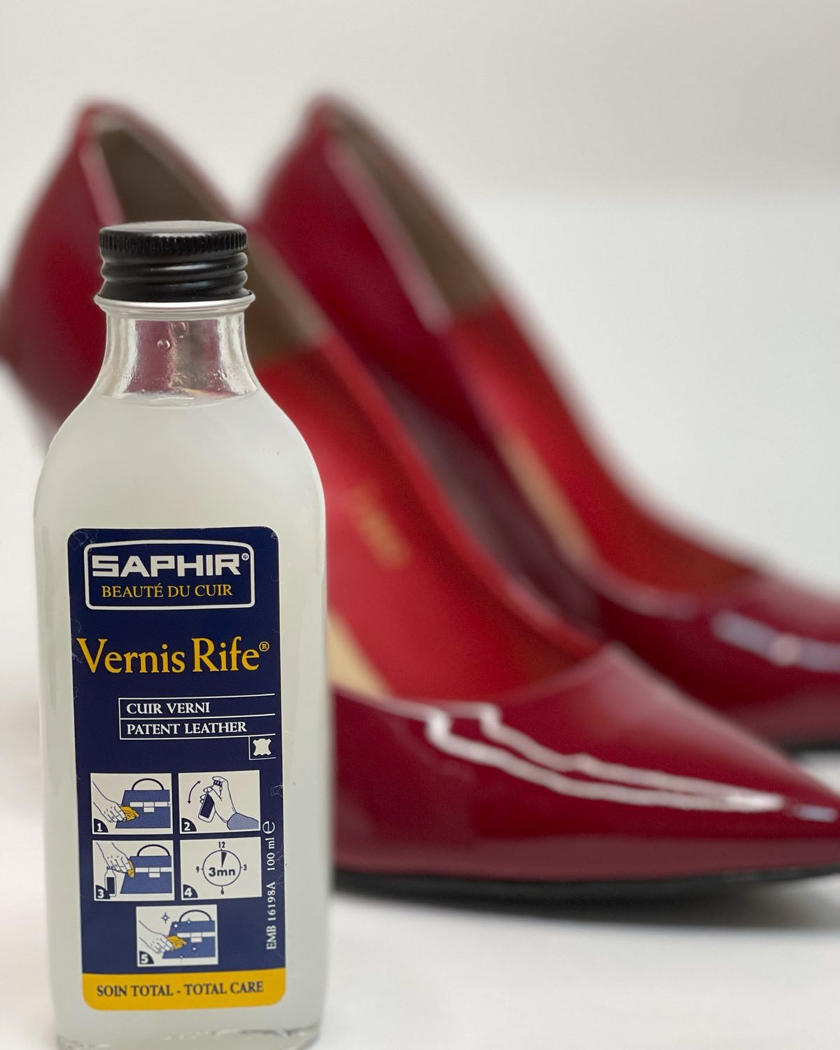 SAPHIR Vernis Rife included soft cotton polishing cloth for even application