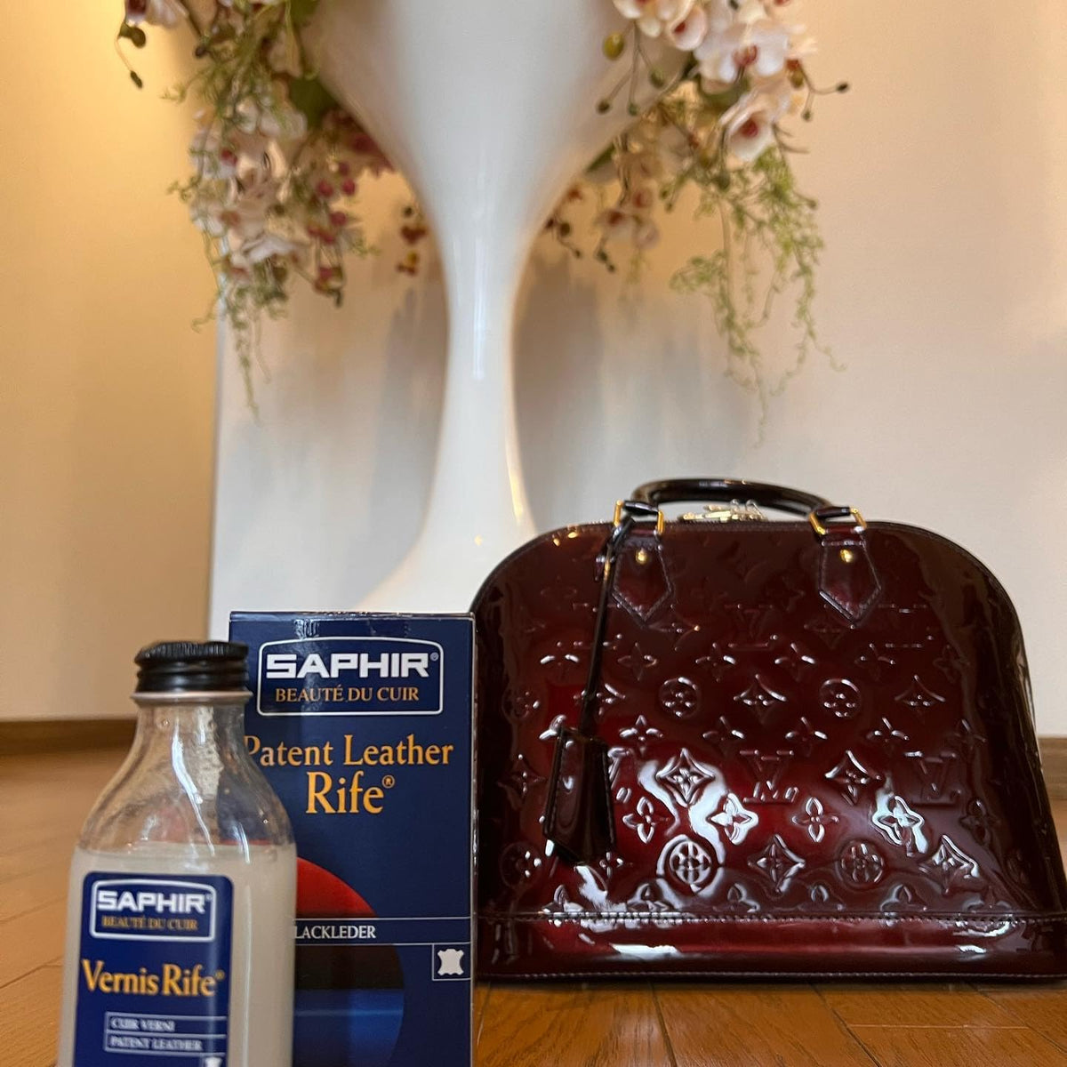 SAPHIR Vernis Rife applied on patent shoe close-up restoring high gloss