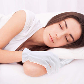 selizo gloves in a spa setting illustrating comfort and soothing skincare use