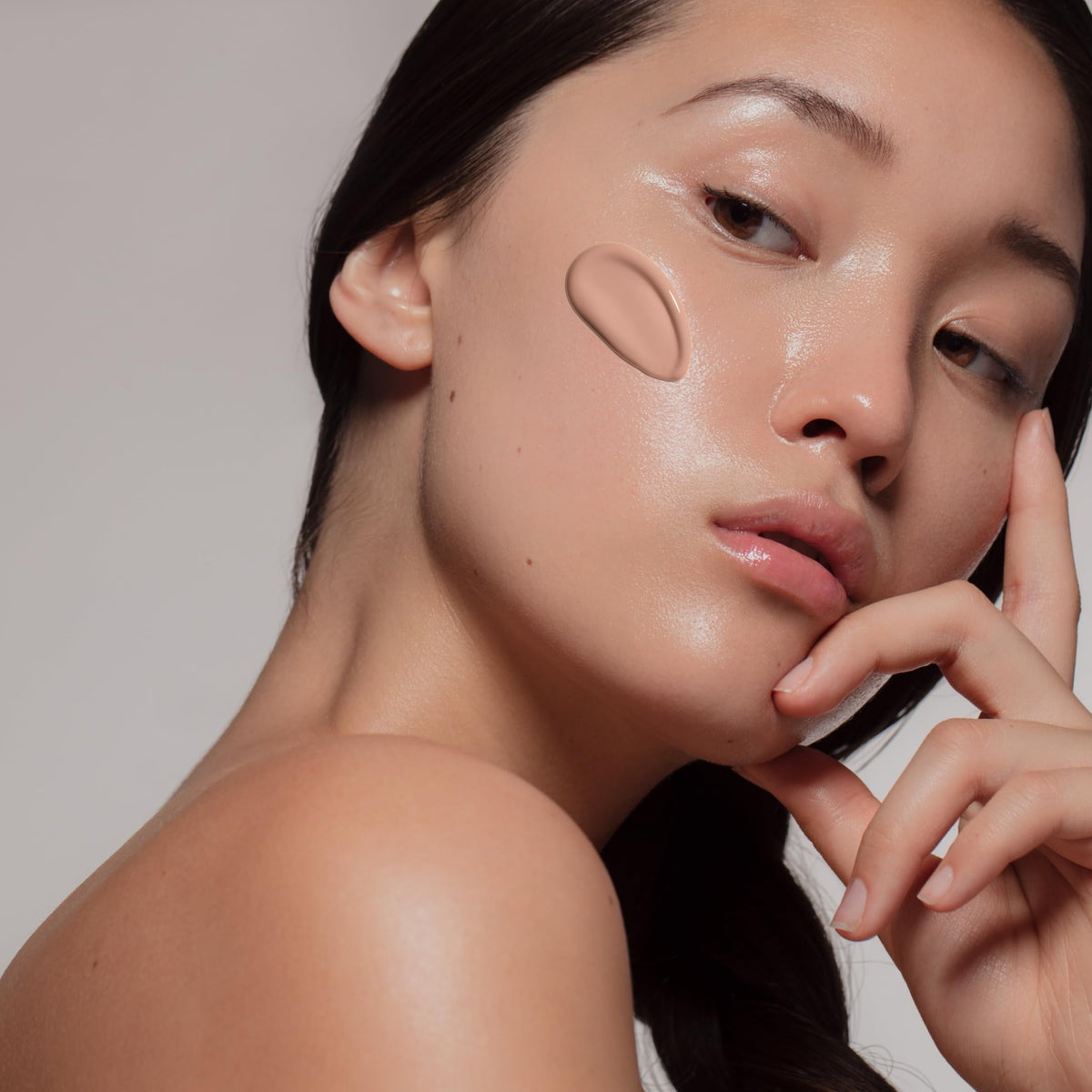 Sente tube in hand showing 1.7 oz size and travel-friendly convenience benefit