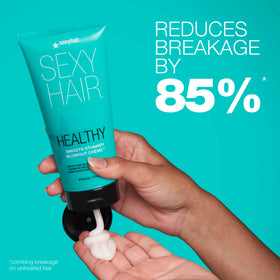 SexyHair close-up of Smooth Stunner crème texture demonstrating lightweight absorption