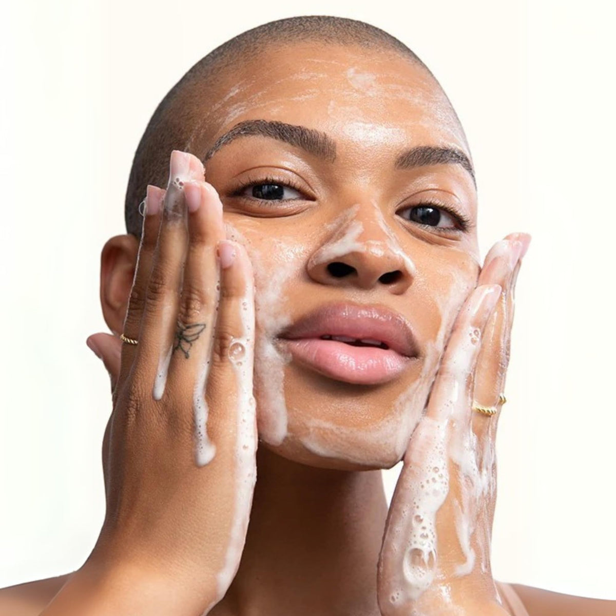 SHANI DARDEN 4 fl oz size comparison showing travel-friendly benefit