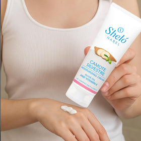 Sheló NABEL tube in hand displaying compact portable size
