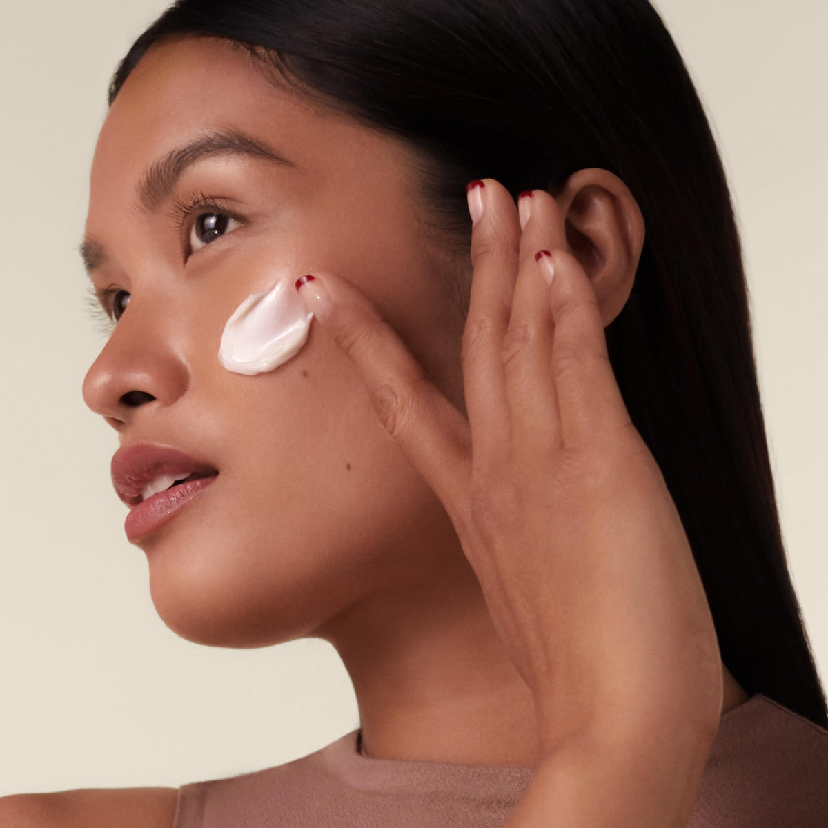 shiseido application on neck and jawline demonstrating lifted look benefit