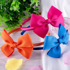 SIQUK hand holding headband to show scale and easy handling