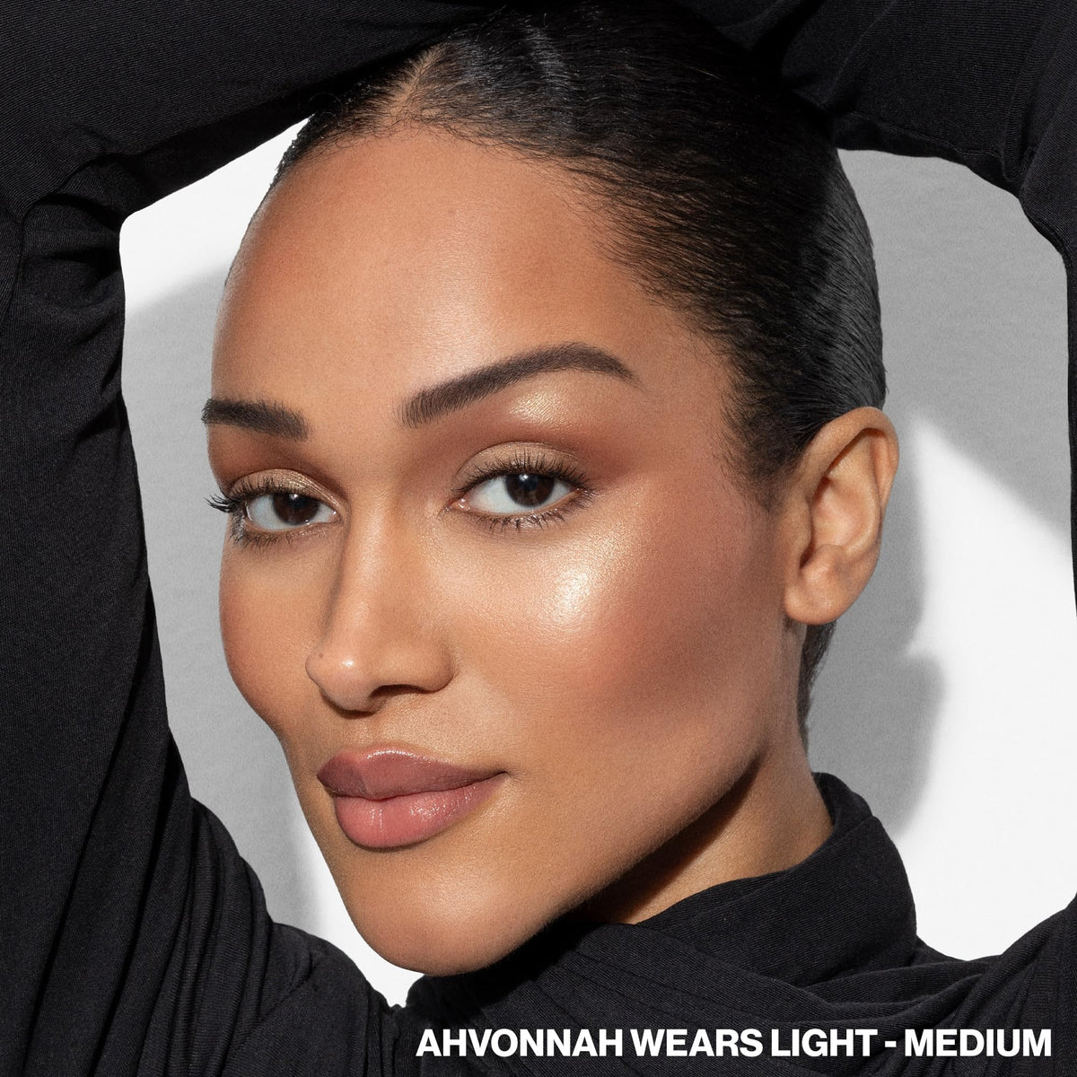 Smashbox brush picking up powders for effortless contour application