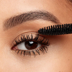 Smashbox applied on lashes demonstrating intense length and clump-free definition