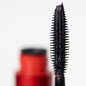 Smashbox before-and-after lashes demonstrating fanned-out length and separation