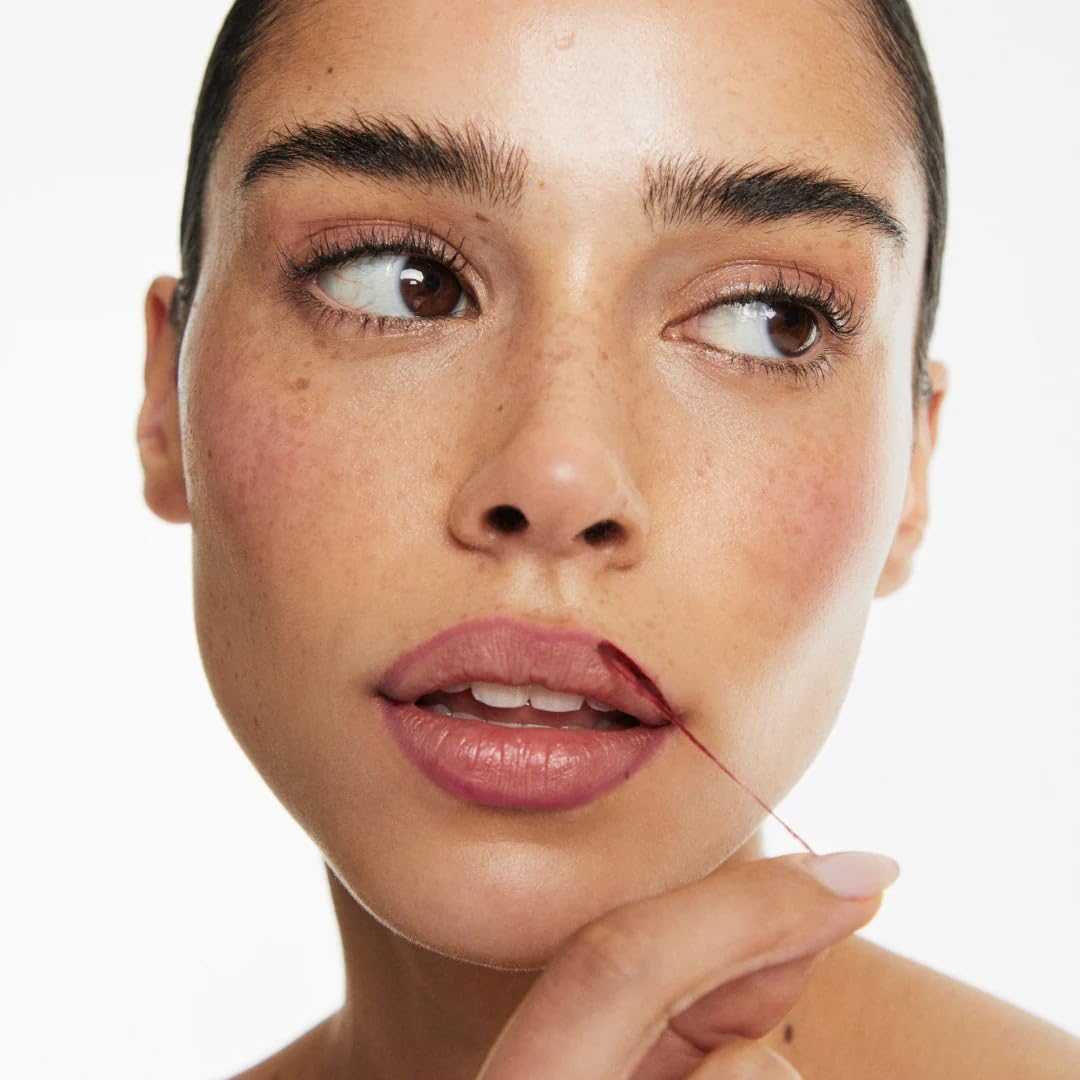 Smooche close-up applied on lips showing vibrant long-lasting color