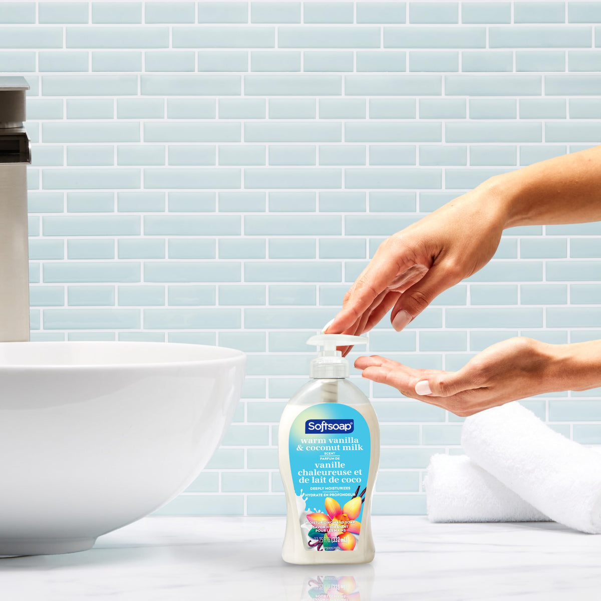 Softsoap pump head detail illustrating easy dispensing and reduced mess benefit