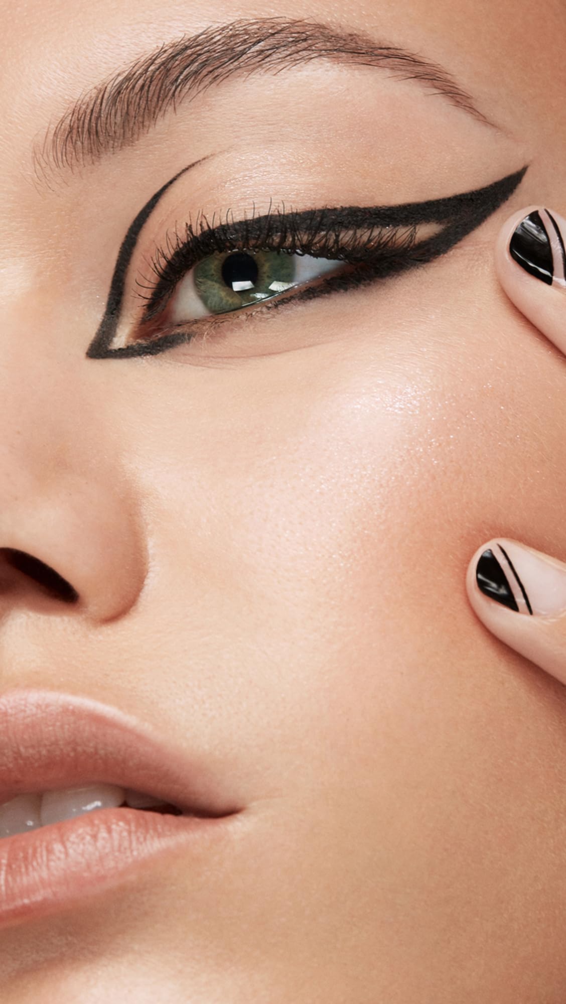stila liner in use creating a sharp wing for long-lasting eye drama