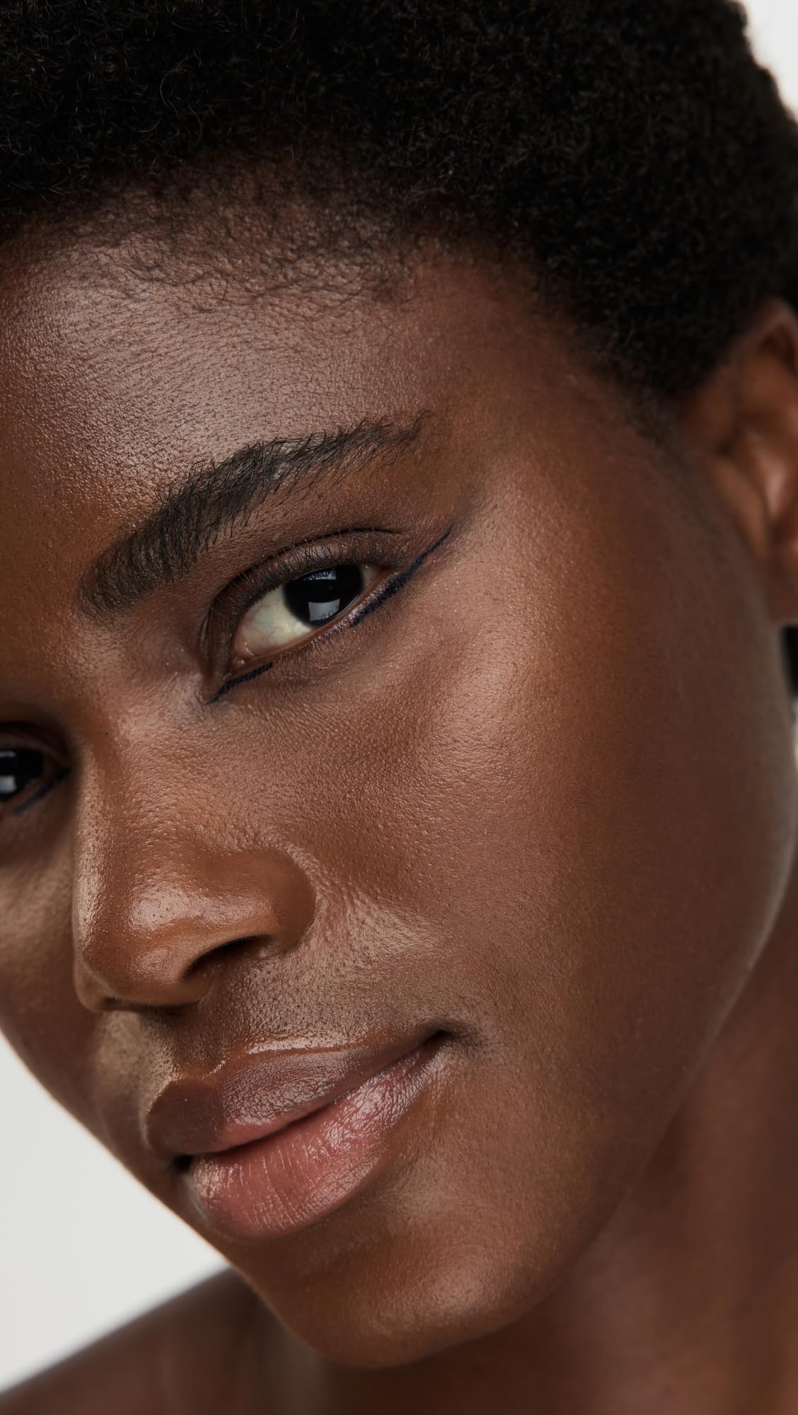 stila application on eye demonstrating clean wing and long-lasting hold
