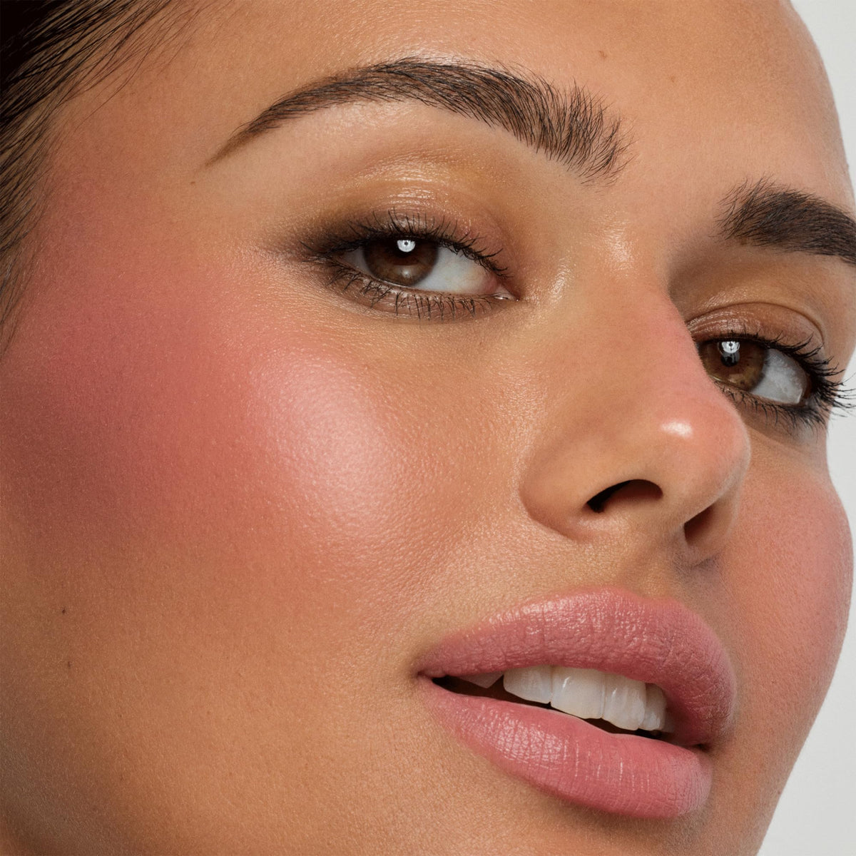 stila application with fingers showing quick blending benefit