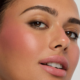 stila application with fingers showing quick blending benefit