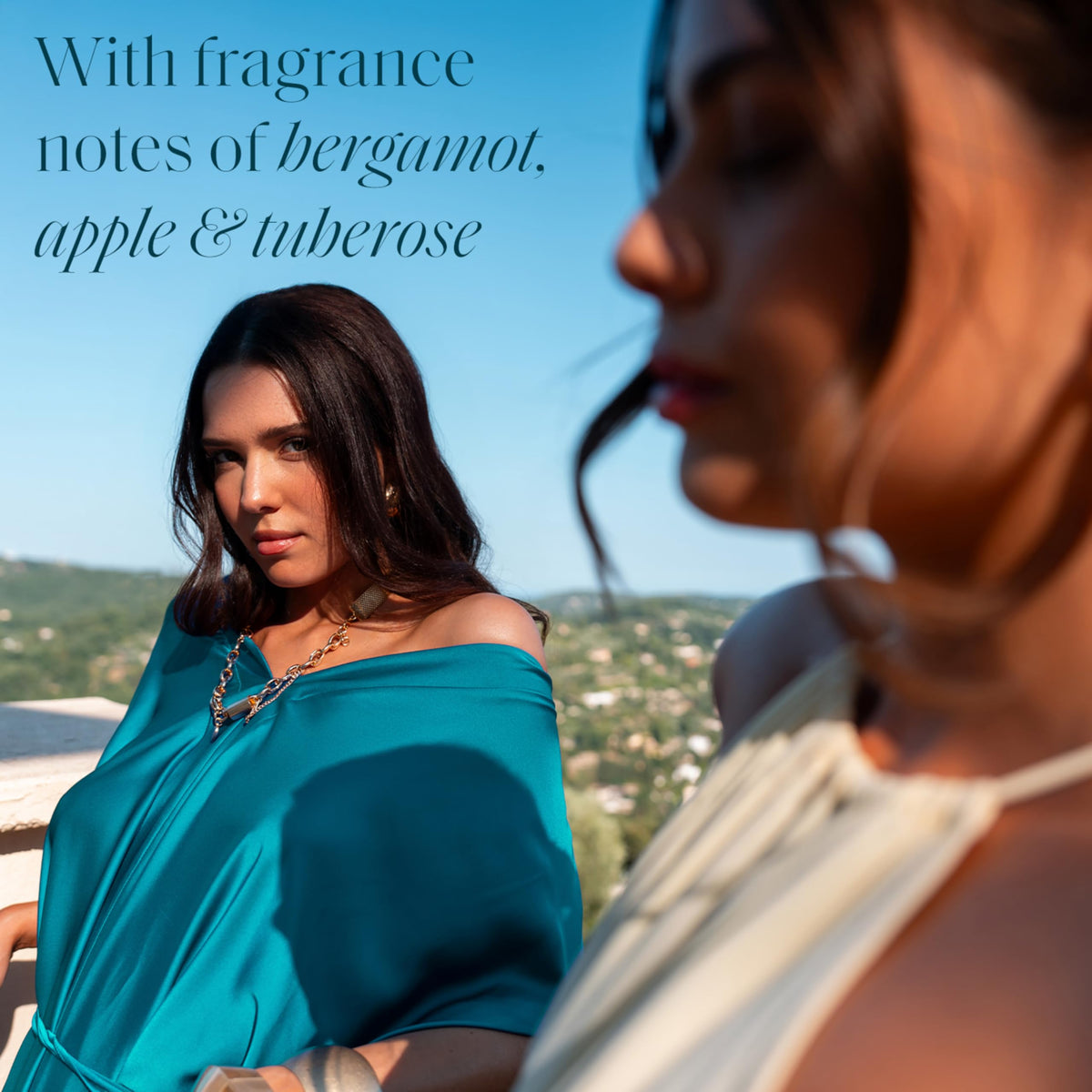 St.Tropez guide-tone application on mitt for even, mess-free results