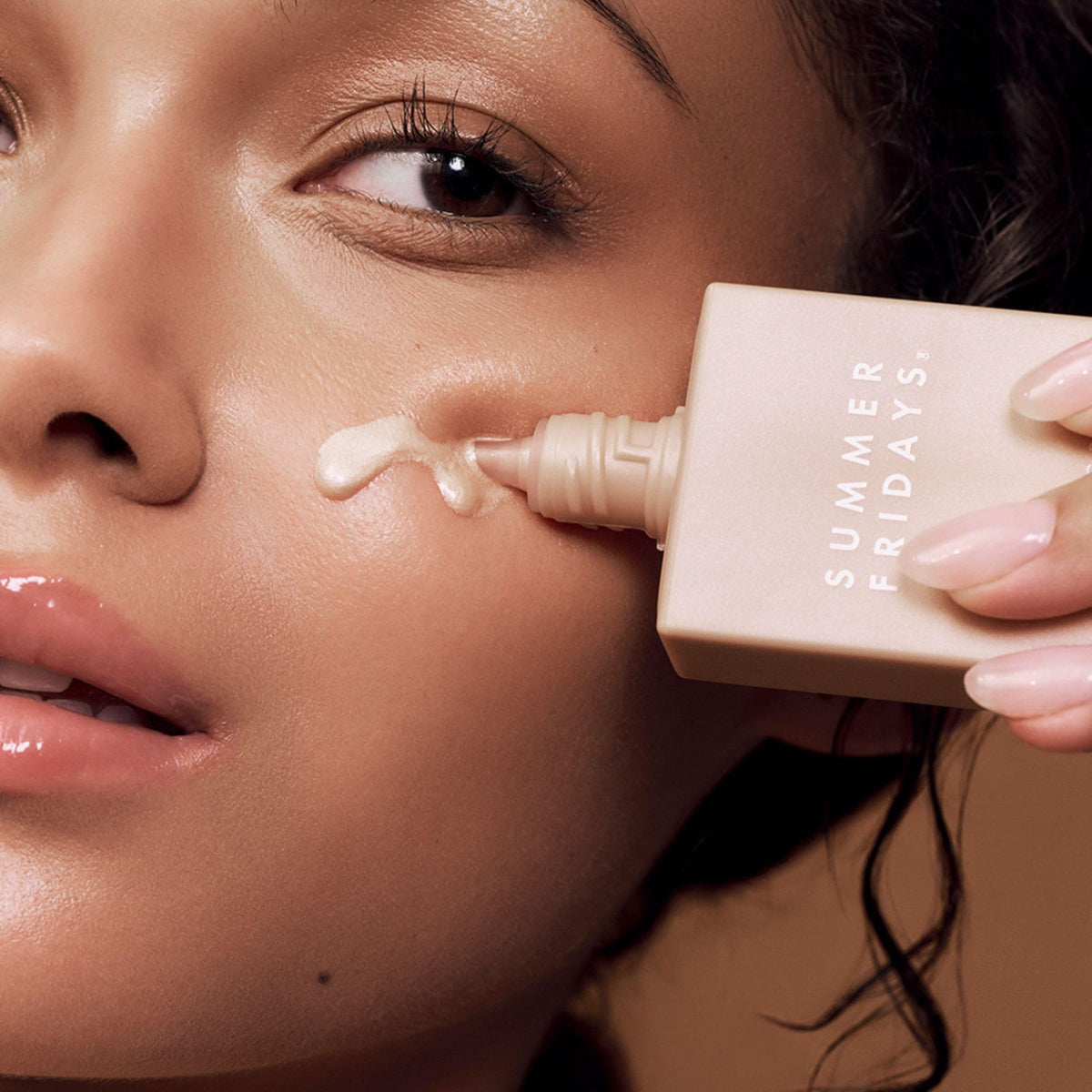 Summer Fridays drops blended with foundation in palette, demonstrates customizable radiance