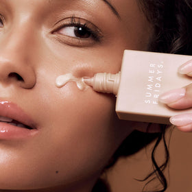 Summer Fridays drops blended with foundation in palette, demonstrates customizable radiance