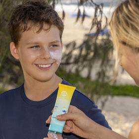 Sun Zapper back label highlighting natural ingredients and reef-safe promise