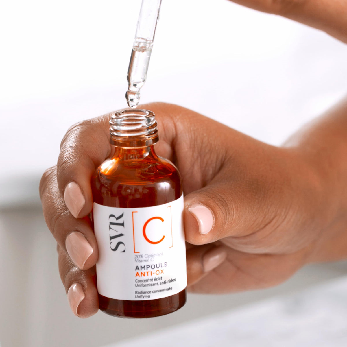 SVR dropper dispensing serum showing lightweight texture for fast absorption