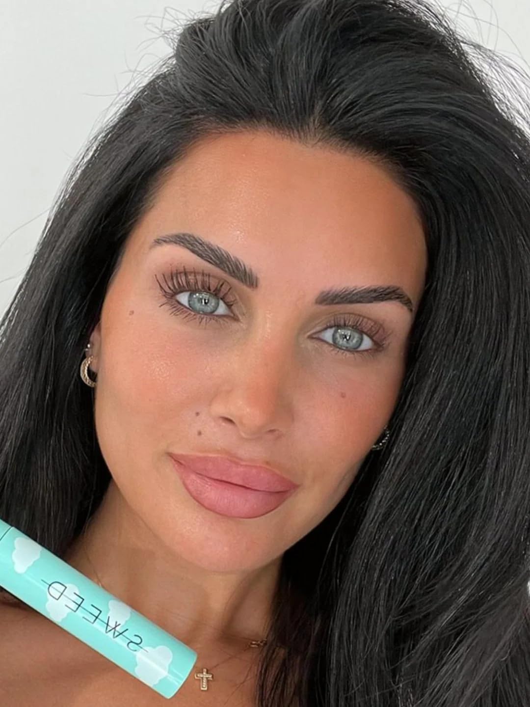 SWEED Cloud Mascara applied on lashes showing fanned volumizing effect