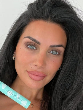 SWEED Cloud Mascara applied on lashes showing fanned volumizing effect
