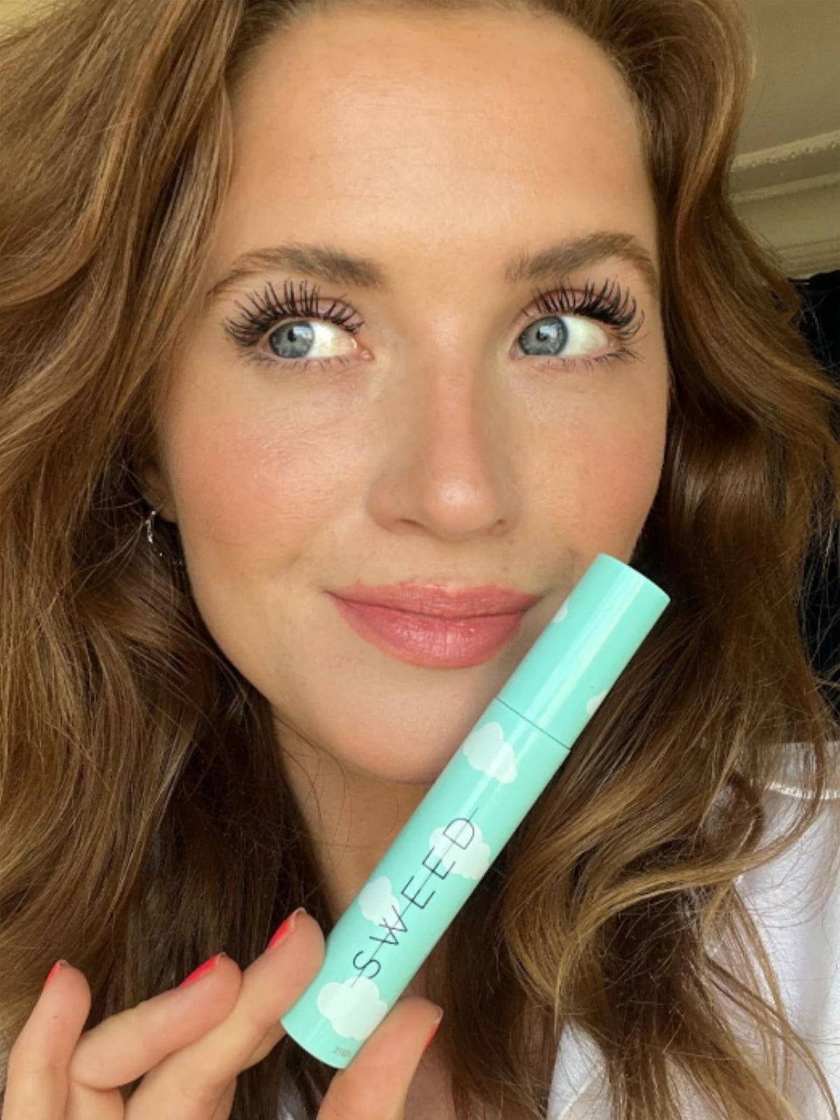 SWEED cloud mascara texture swirl illustrating buildable, glossy formula