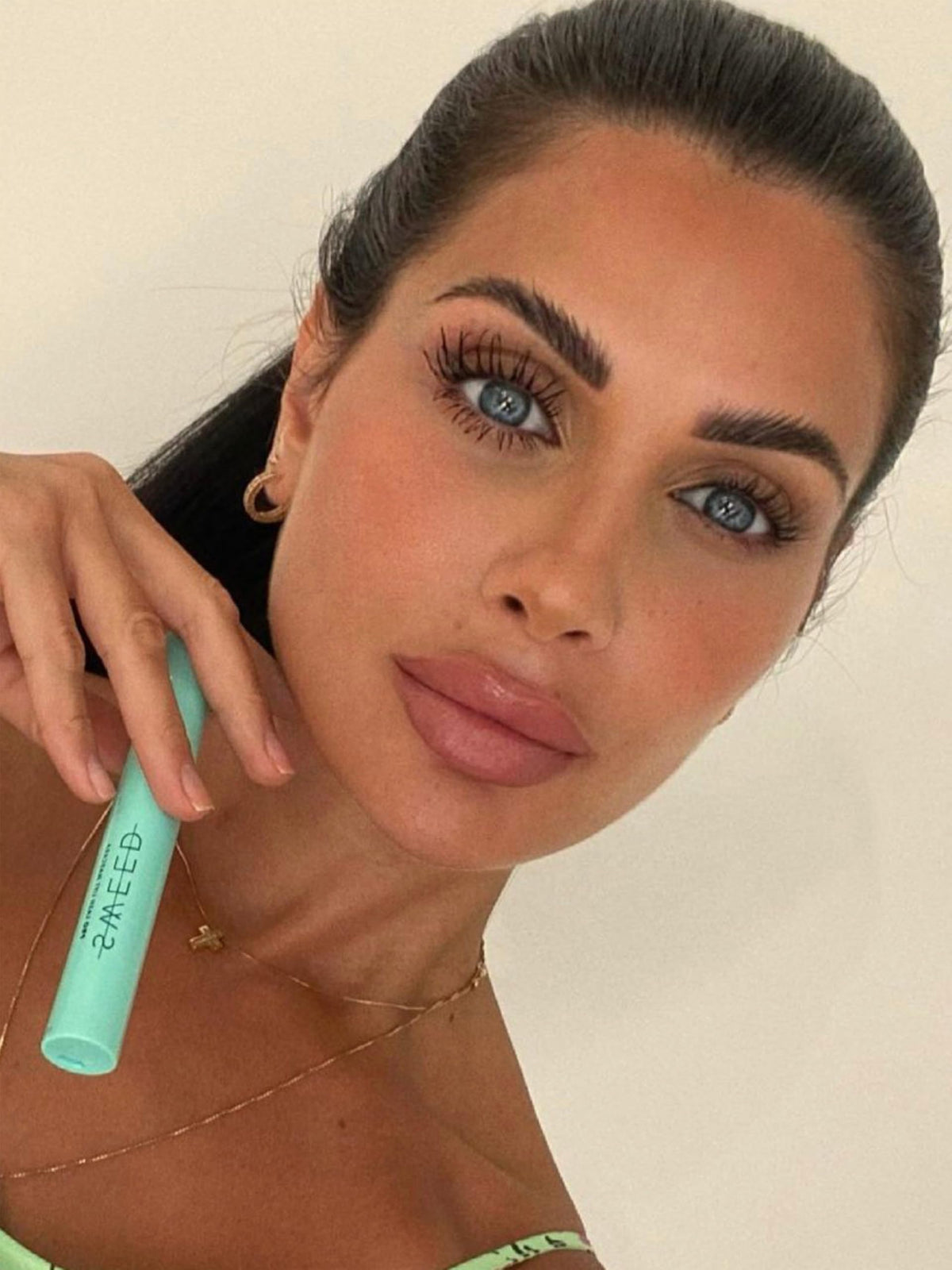 SWEED skinny wand close-up demonstrating precise root-to-tip application benefit