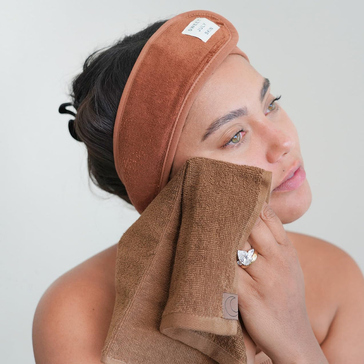 SWEET JULY nighttime towel removing makeup gently to protect skin