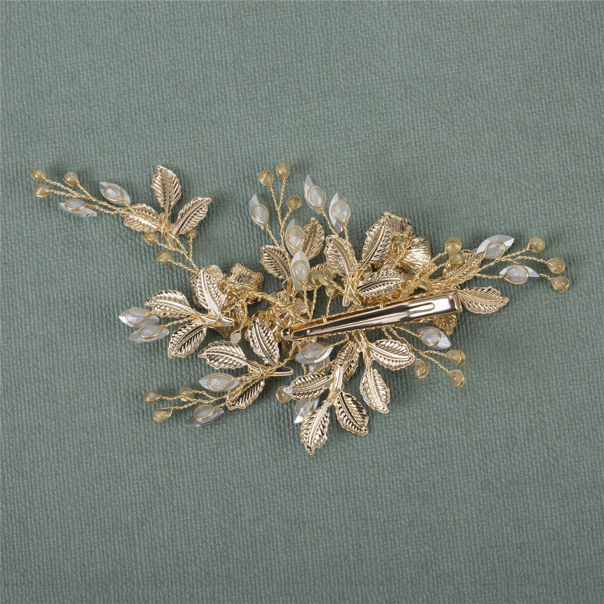 SWEETV comb worn in wedding scene emphasizing romantic accent for brides