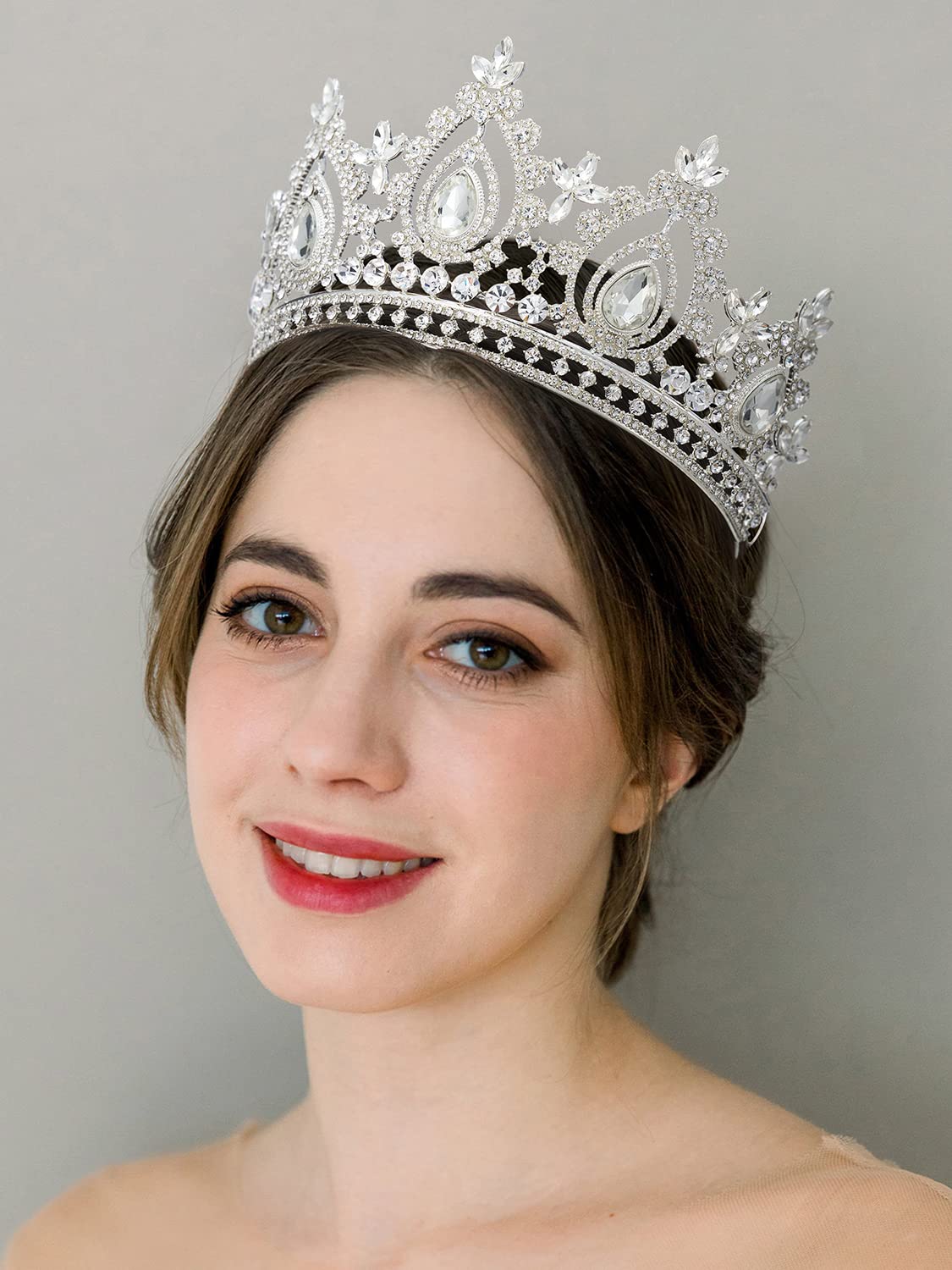 SWEETV crown worn by bride for elegant wedding photo benefit