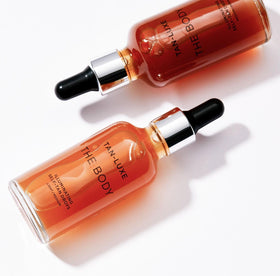 TAN-LUXE lifestyle image prepping skin at beach for radiant, natural color