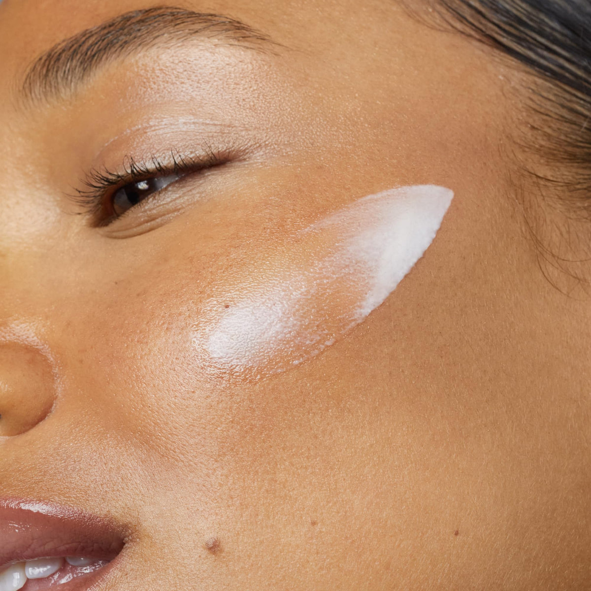 Tanologist label detail showing antioxidant and hyaluronic ingredients for skin support
