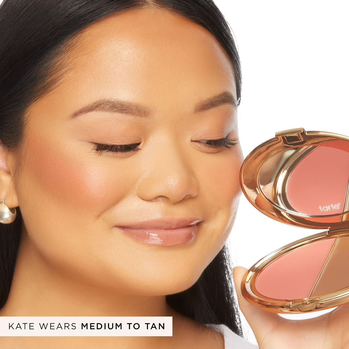 tarte application with fingers demonstrating easy blending and buildable color