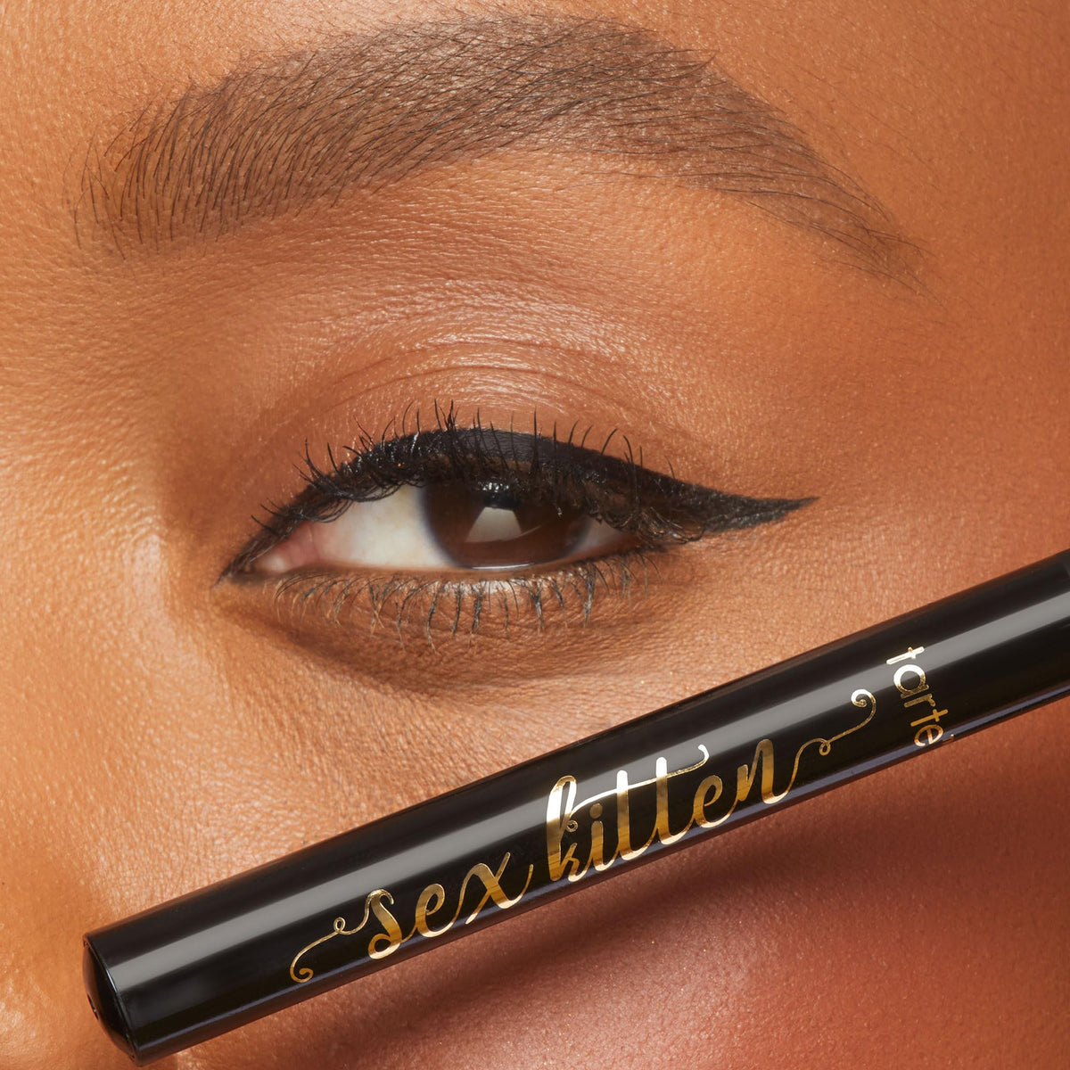 tarte close-up of super-skinny felt tip for precise lines benefit: ultra-fine control
